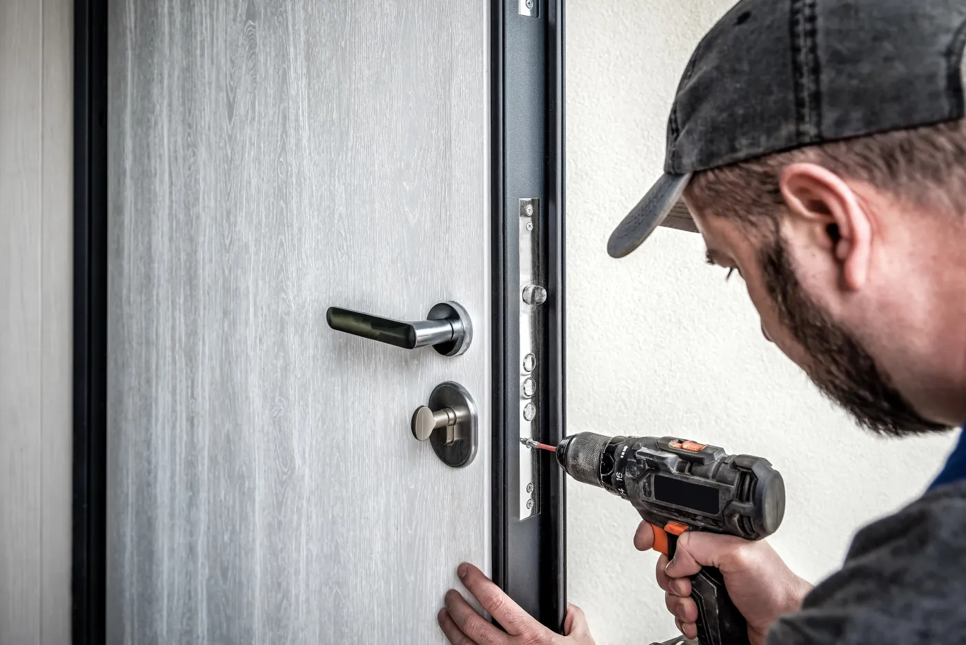 Pose d'un blindage sur une porte d'entrée dans un quartier de Suresnes (92150)