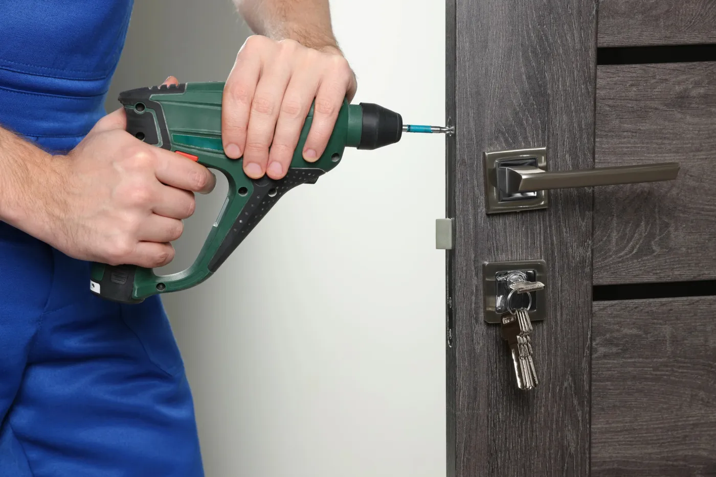 Vissage d'une serrure de sûreté sur une porte suresnoise